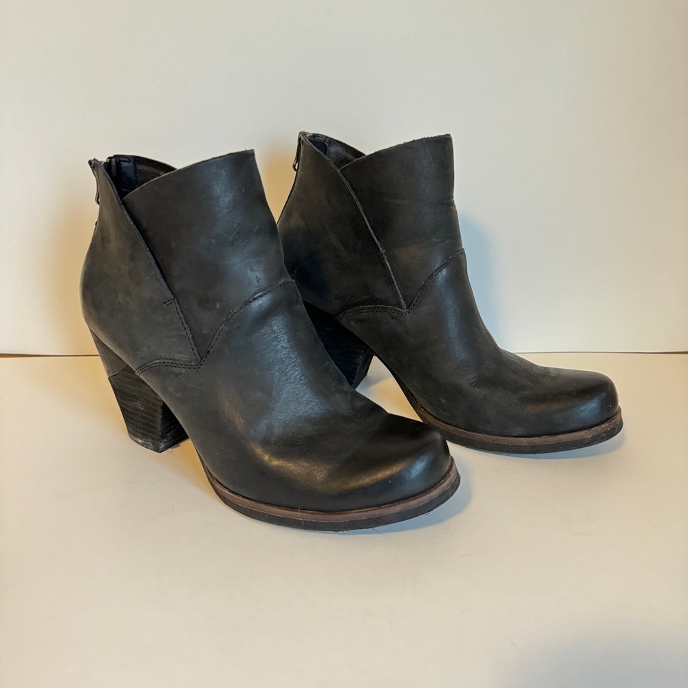 Korks by Kork-Ease‎ Castaneda Black Nubuck Leather Bootie With Back Zip Size 9.5